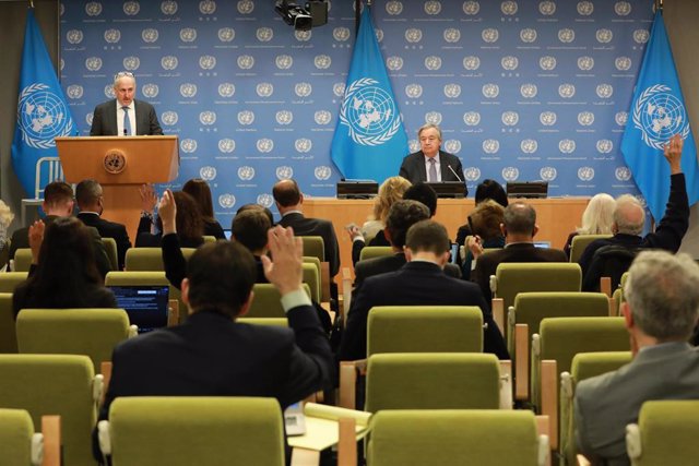 Archivo - El secretario general de Naciones Unidas, António Guterres, en una conferencia en la sede de la ONU, junto a su portavoz, Stéphane Dujarric