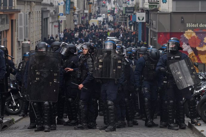 Un grupo de policías en una manifestación en protesta por la reforma de las pensiones en Francia