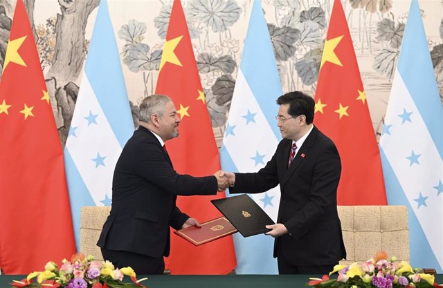 El ministro de Exteriores de Honduras, Eduardo Reina, y su homólogo Qin Gang, en la firma del establecimiento de las relaciones diplomáticas entre ambos países en Pekín