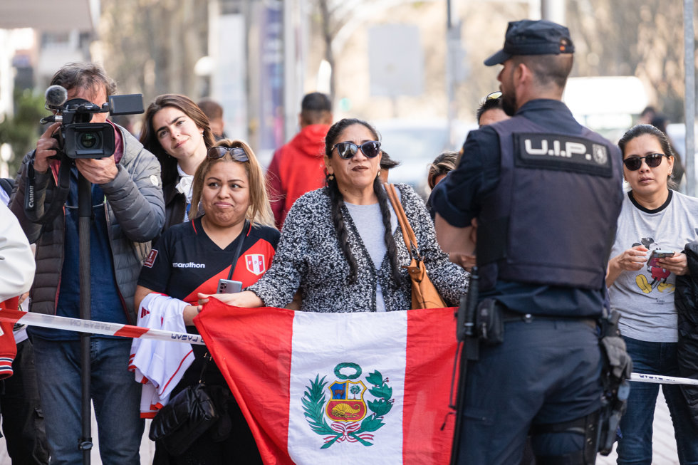 Agentes de policía y aficionados frente al NH Collection Eurobuilding, a 28 de marzo de 2023, en Madrid (España).