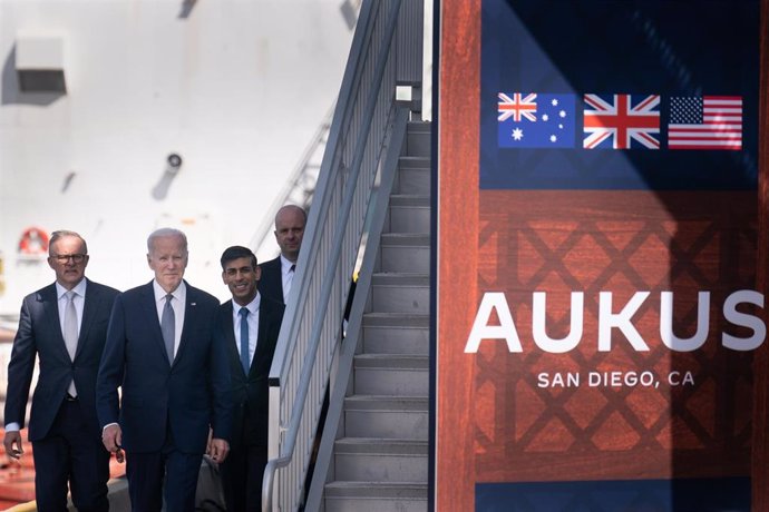 El primer ministro de Australia, Anthony Albanese; el presidente estadounidense, Joe Biden; y el primer ministro de Reino Unido, Rishi Sunak, en el pacto entre los tres países conocido como AUKUS