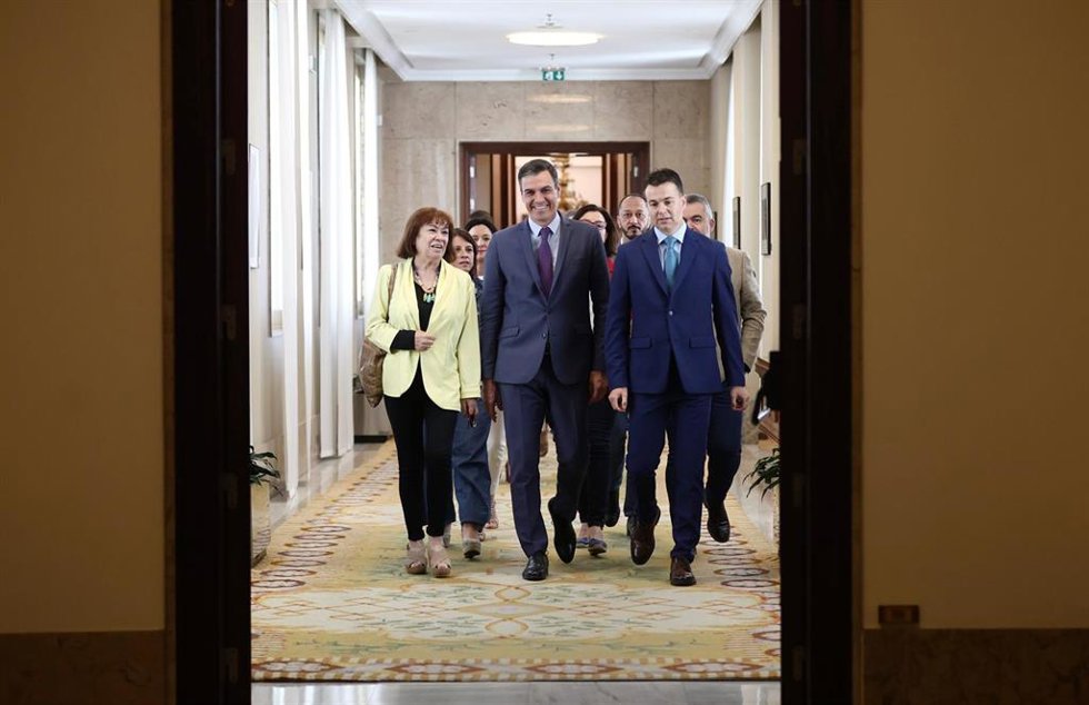 Archivo - (I-D) La presidenta del PSOE, Cristina Narbona; el presidente del Gobierno, Pedro Sánchez, y el portavoz del PSOE en el Congreso, Héctor Gómez, a su llegada a una reunión con los parlamentarios del PSOE, en el Congreso, a 1 de junio de 2022.