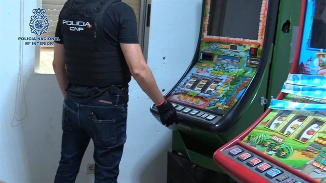 La Policía Nacional ha detenido en Sevilla a tres hombres acusados de regentar un club ilegal de juego y venta de drogas