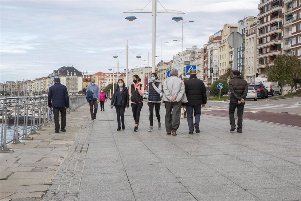 Archivo - Varias personas caminan por Santander