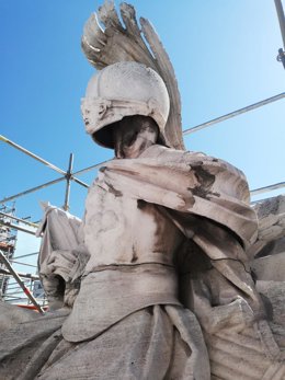 Escultura de la Puerta de Alcalá, en Madrid.