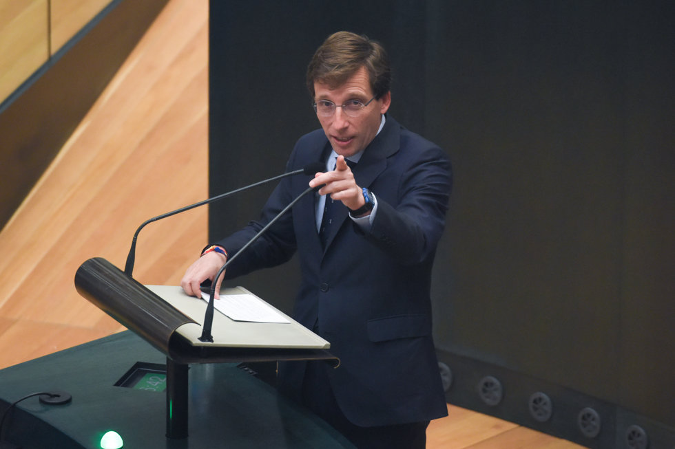El alcalde de Madrid, José Luis Martínez-Almeida, interviene durante una sesión ordinaria del Pleno Municipal del Ayuntamiento de Madrid, en el Palacio de Cibeles, a 28 de marzo de 2023