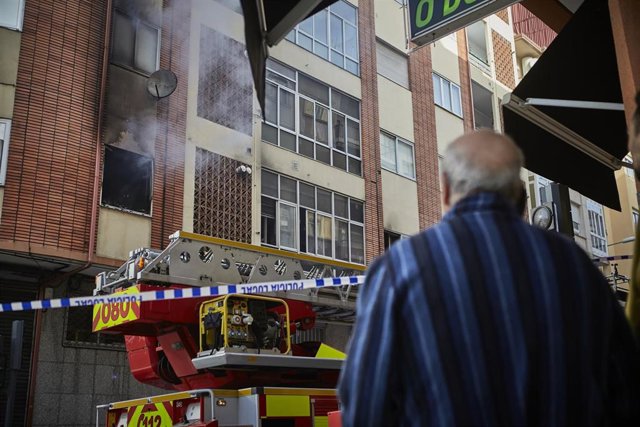 Los servicios de emergencia trabajan en la extinción de un incendio en un edificio de la calle Bonhome en Ourense