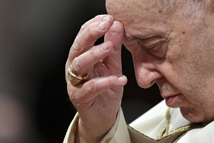 Archivo - December 24, 2022, Vatican City, Vatican City: A handout picture, provided by Vatican Media Press Office, shows Pope Francis while presiding at Christmas Night Mass in St Peters Basilica, Vatican City, 24 December 2022.There are seven thousan