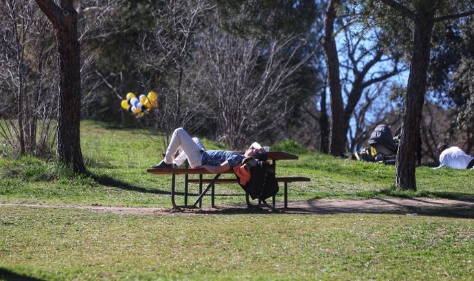 Una persona toma el sol en la Casa de Campo, a 19 de marzo de 2023, en Madrid (España). A falta de un día para que comience la primavera, el lunes 20 de marzo, los madrileños han salido a disfrutar del buen tiempo en terrazas y parques. Según la Agencia