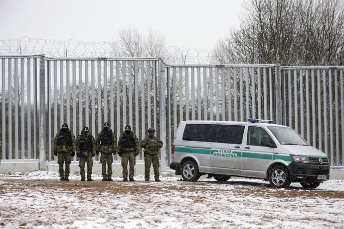 Archivo - Agentes polacos supervisan la frontera con Bielorrusia. 