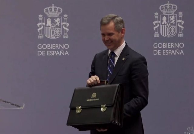 El nuevo ministro de Sanidad, José Miñones, posa con su cartera a su llegada a la reunión del Consejo de Ministros, en el Palacio de La Moncloa, a 28 de marzo de 2023