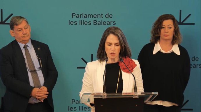 La diputada de Formentera Vanessa Díaz leyendo un manifiesto en el Parlament ante los presidentes del Parlament y Govern, Vicen Thoms y Francina Armengol
