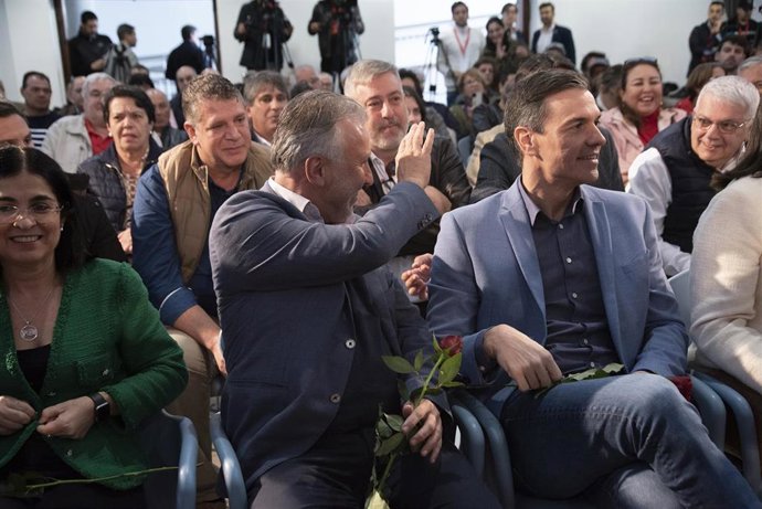 Archivo - (I-D) La ministra de Sanidad, Carolina Darias, el presidente del Gobierno de Canarias, Ángel Víctor Torres, y el secretario general del PSOE y presidente del Gobierno, Pedro Sánchez, durante una reunión con militantes del partido socialista, e