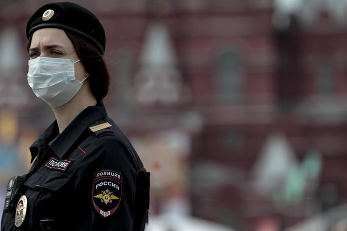 Archivo - Imagen de archivo de una agente de Policía rusa