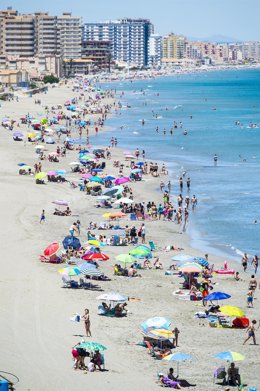 Archivo - Varias personas se bañan en la Playa Galúa, en la Manga del Mar Menor, a 16 de abril de 2021, en Cartagena, Región de Murcia (España). Este fin de semana se cumple una semana desde el fin del estado de alarma. En Murcia, el fin de este marco j