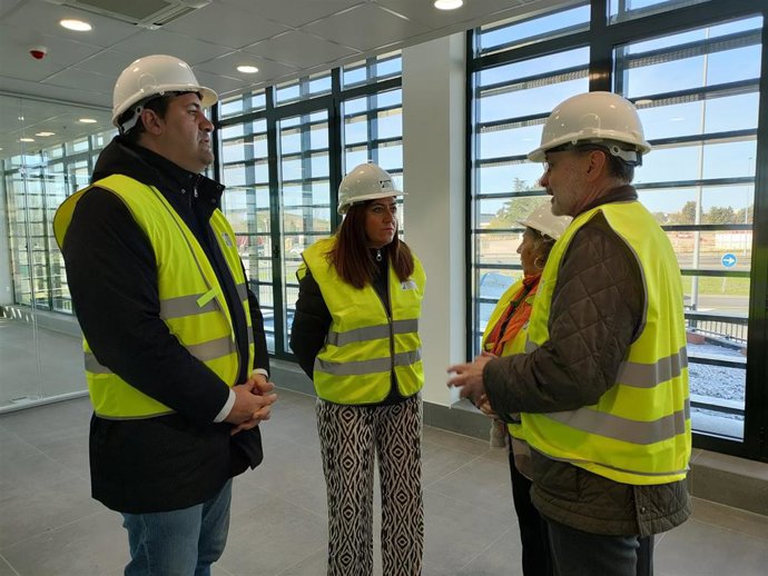 La delegada del Gobierno en Castilla y León, Virginia Barcones (centro) en su visita al nuevo cuartel en Santa Marta de Tormes (Salamanca).