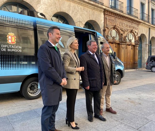 En la foto, en el centro, la directora territorial de CaixaBank, Belén Martín, y a su derecha el presidente de la Diputación de Burgos, César Rico.