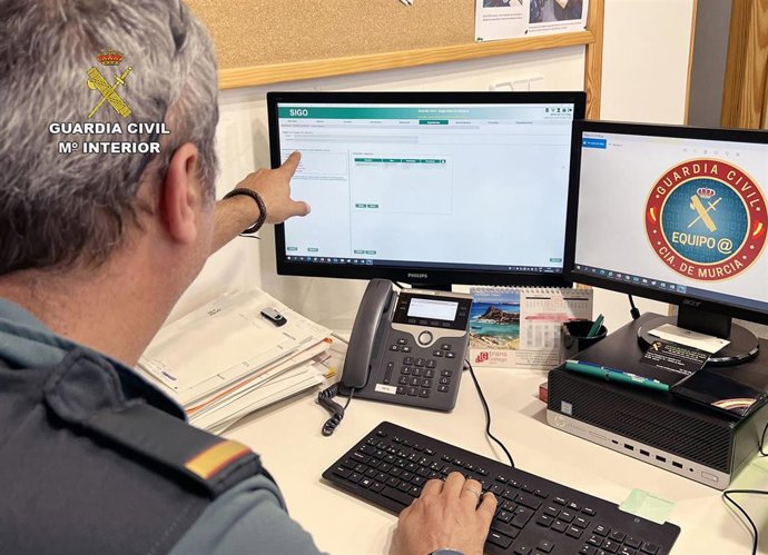 Un agente de la Guardia Civil, durante la investigación