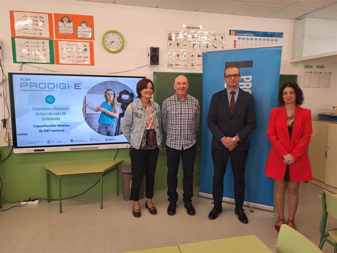 El consejero Víctor Marín visitó el CEIP Nuestra Señora de Belén de Murcia donde ya se han instalado paneles digitales interactivos.