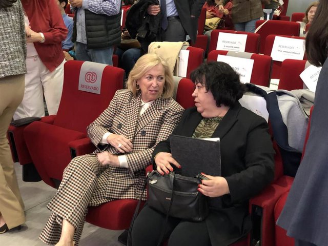 Concepción Dancausa (izquierda) instantes antes de participar en el acto organizado por la Federación Autismo Madrid.
