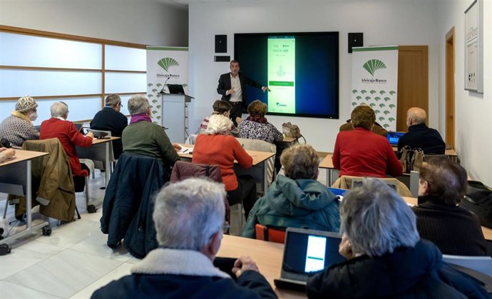 Archivo - Uno de los talleres de digitalización impartido por personal de Unicaja.