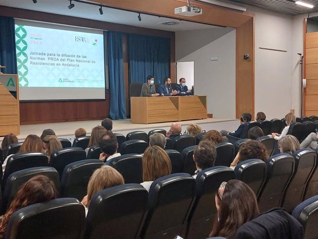 Las jornadas autonómicas para difundir las Normas para la Certificación de los Programas de Optimización de Antimicrobianos (PROA) hospitalarios y comunitarios, celebradas en el Materno Infantil del Hospital Regional Universitario de Málaga.