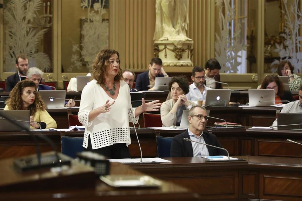 Archivo - La presidenta del Govern, Francina Armengol, interviene en el pleno del Parlament.