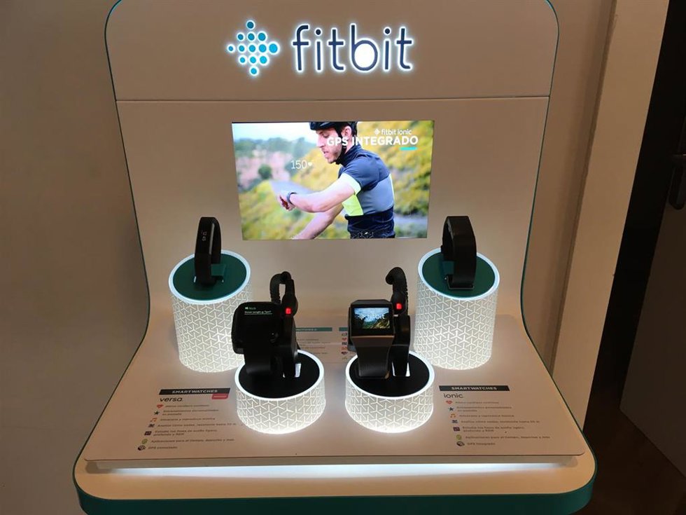 Archivo - Fitbit Versa y  Fitbit Ace