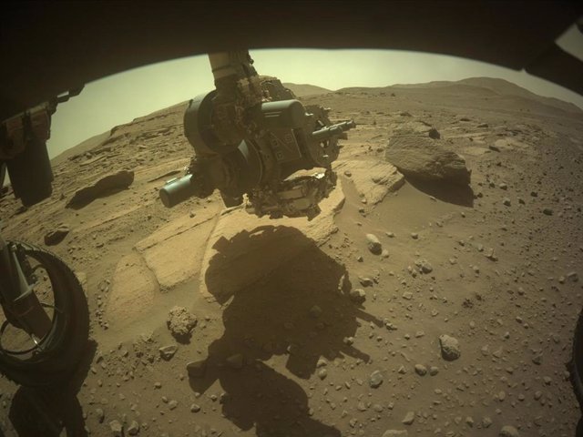 El rover Mars Perseverance de la NASA adquirió esta imagen del área frente a él usando su Cámara frontal izquierda para evitar riesgos A.
