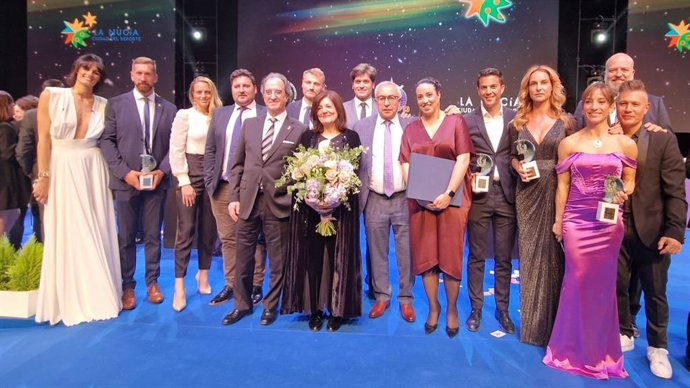 María Dolores García, Presidenta De La UCAM, Arropada Por Deportistas UCAM Y Alejandro Blanco, Presidente Del COE, Y Julián Redondo, Presidente De La AEPD