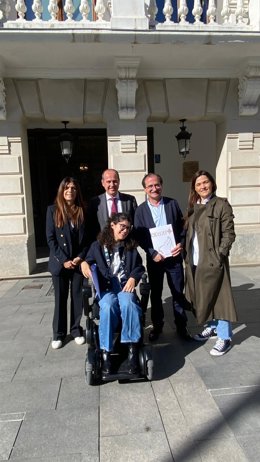 El alcalde de Guadalajara, Alberto Rojo, y el presidente de la Fundación Nipace, Ramón Rebollo, tras firmar el convenio para la cesión de una parcela para construir un centro para la aplicación de terapias de rehabilitación a niños con parálisis cerebral