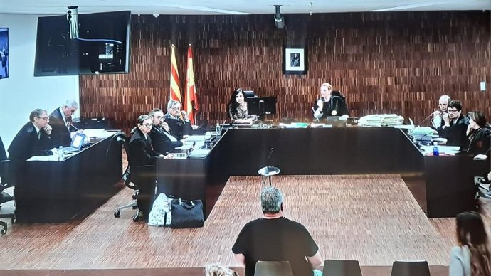 El primer oficial de un mercante ruso y el patrón de un pesquero aceptan una condena por homicidio imprudente en el accidente entre las dos embarcaciones en Barcelona en marzo de 2017 en el que murieron dos tripulantes del pesquero.