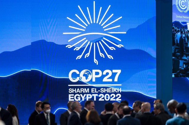 Archivo - 20 November 2022, Egypt, Sharm El-Sheikh: Participants talk to each other during a break in the closing ceremony of the 2022 United Nations Climate Change Conference COP27. Photo: Christophe Gateau/dpa