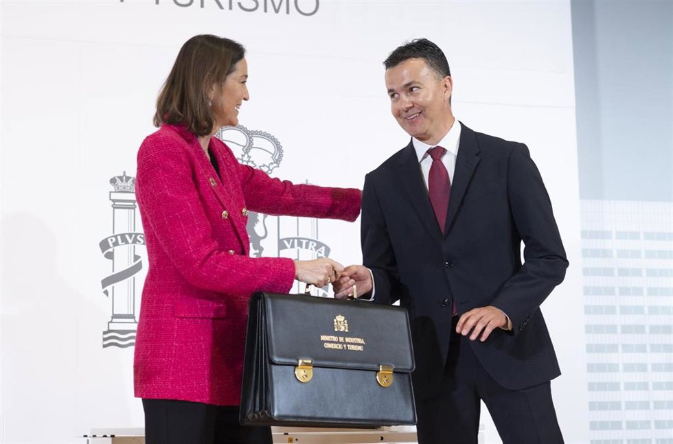 La hasta ahora ministra de Industria, Comercio y Turismo y candidata del PSOE al Ayuntamiento de Madrid, Reyes Maroto, traspasa su cartera al nuevo ministro, Héctor Gómez, en la sede del Ministerio, a 28 de marzo de 2023, en Madrid (España). 