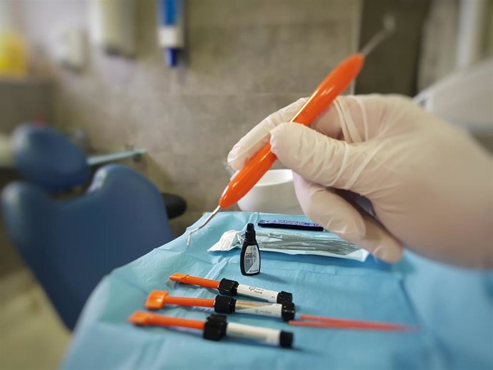 Expertos de Quirónsalud Marbella advierten de que esperar a que los hijos presenten problemas dentales para acudir al especialista es un error