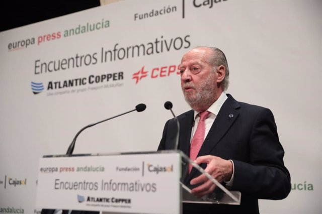 El presidente de Diputación y de la FAMP, en los Encuentros Informativos de Europa Press celebrado en la Fundación Cajasol.