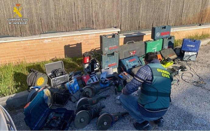 Objetos incautados por la Guardia Civil tras desarticular un grupo criminal dedicado a cometer robos en naves industriales mediante método del butrón