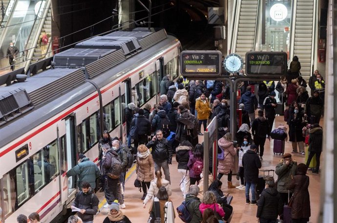 Archivo - Varias personas esperan en el andén de Cercanías, en la estación Puerta de Atocha-Almudena Grandes, a 7 de febrero de 2023