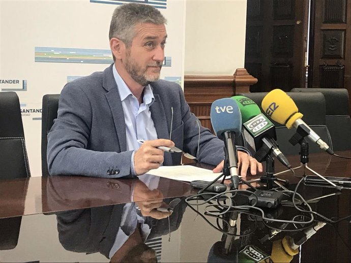 Archivo - Rueda de prensa del portavoz del equipo de Gobierno del Ayuntamiento de Santander, Javier Ceruti
