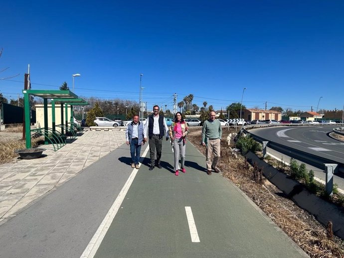 Susana Cayuelas visita el carril bici de Villanueva del Ariscal junto al alcalde del municipio, Martín Torres.
