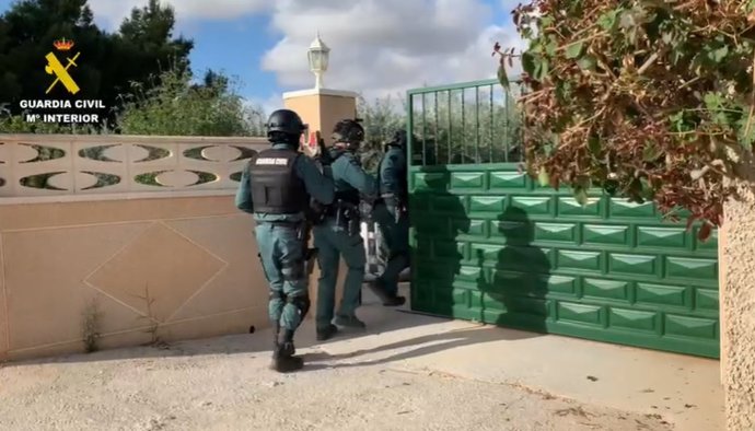 Entrada de la Guardia Civil en un chalé de la partida de El Moralet de Alicante dentro de una operación antidroga