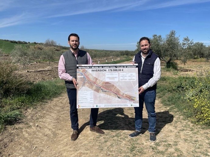 El delegado de Infraestructuras Rurales de la Diputación, Manuel Olmo (dcha.), en su visita a San Sebastián de los Ballesteros.