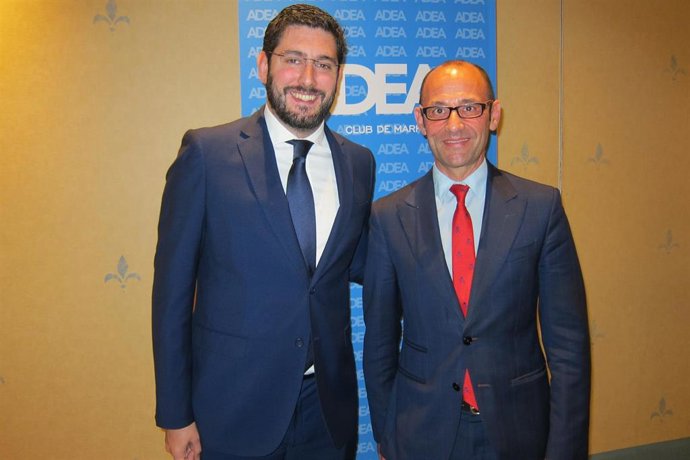 El candidato a la presidencia del Gobierno de Aragón por VOX, Alejandro Nolasco, y el presidente de ADEA, Fernando Rodrigo.
