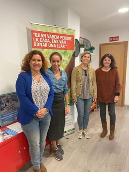 La consellera de Derechos Sociales y presidenta del IMAS, Sofia Alonso, y la directora insular de Infancia y Familia, Maria Ángeles Fernández, durante el anuncio de la contratación de 16 plazas para evitar la separación de las familias vulnerables
