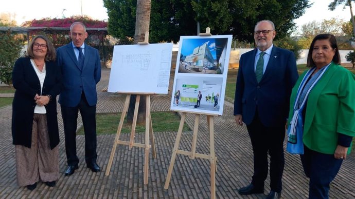 El viceconsejero de Salud y Consumo, Miguel Ángel Guzmán, acompañado de la delegada territorial del ramo, Regina Serrano, y el alcalde de Tomares, José María Soriano, en la presentación del proyecto para el centro de salud.