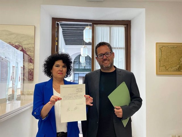 La presidenta del Grupo Parlamentario Mixto Adelante-Andalucía, Maribel Mora, y el portavoz José Ignacio García muestran este martes el escrito de constitución de una comisión de investigación sobre los contratos de emergencia.