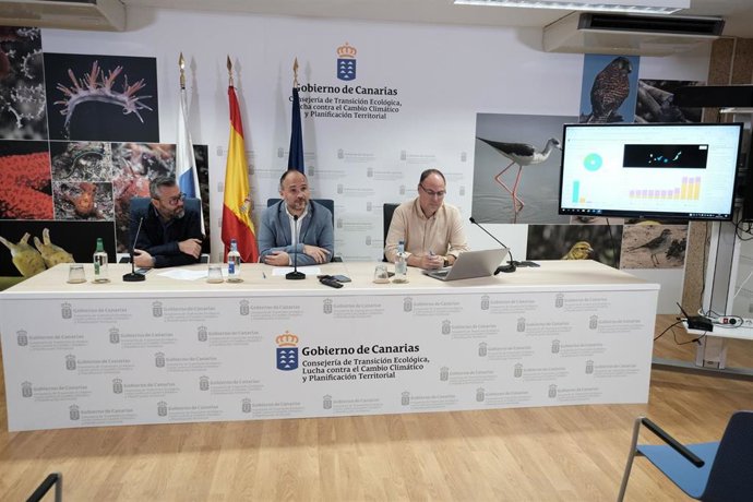 El consejero de Transición Ecológica, Lucha contra el cambio climático y Planificación Territorial del Gobierno de Canarias, José Antonio Valbuena, y el viceconsejero de Lucha contra el Cambio Climático, Miguel Ángel Pérez