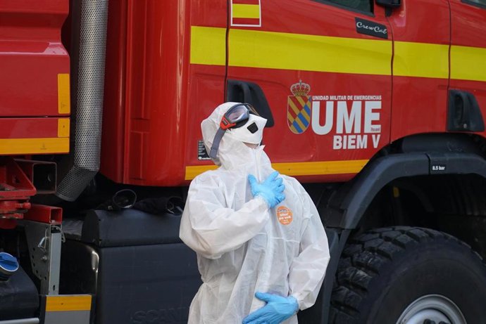 Archivo - Un soldado de la Unidad Militar de Emergencias completamente protegido se prepara para desinfectar el centro de salud Cotolino, en Castro Urdiales / Cantabria (España), a 25 de marzo de 2020.