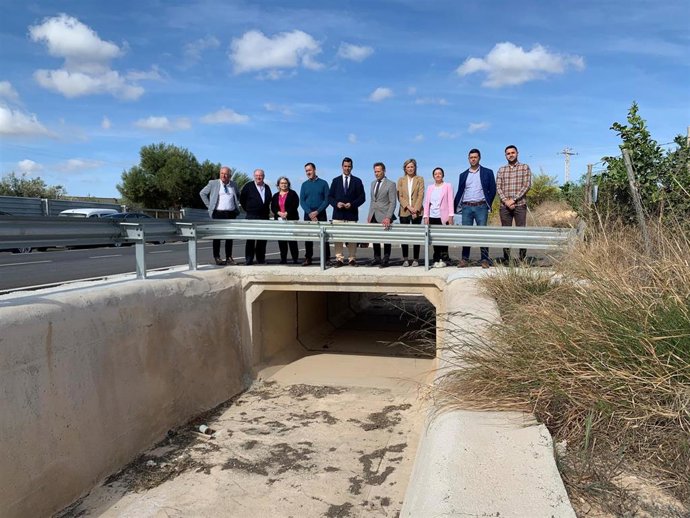 El consejero de Fomento e Infraestructuras, José Ramón Díez de Revenga, junto al alcalde de Torre Pacheco, Antonio León, durante su visita a las obras