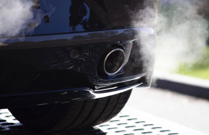 Archivo - Tubo de escape emitiendo humo de la combustión.